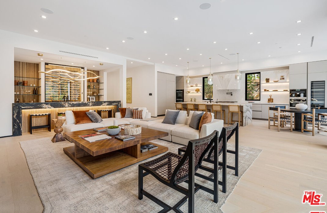 11548 Thurston Cir, Los Angeles CA  90049-2427 exterior