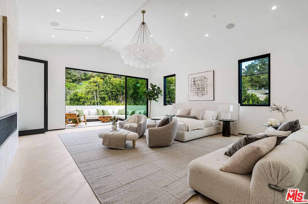 11548 Thurston Cir, Los Angeles CA  90049-2427 exterior