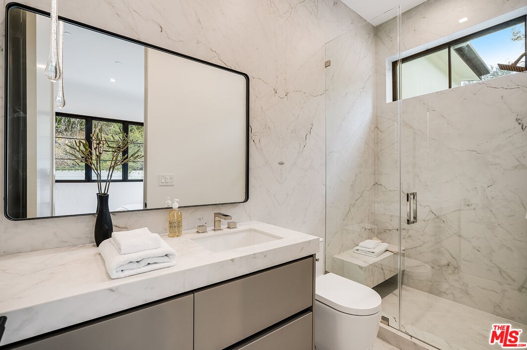 11548 Thurston Cir, Los Angeles CA  90049-2427 exterior