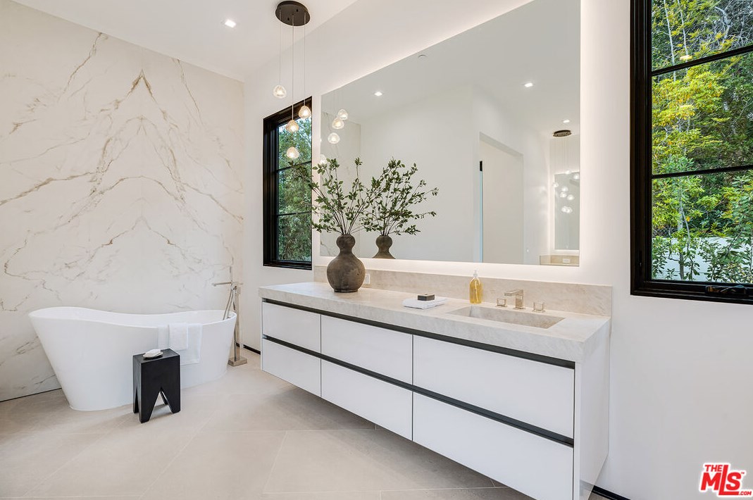 11548 Thurston Cir, Los Angeles CA  90049-2427 exterior