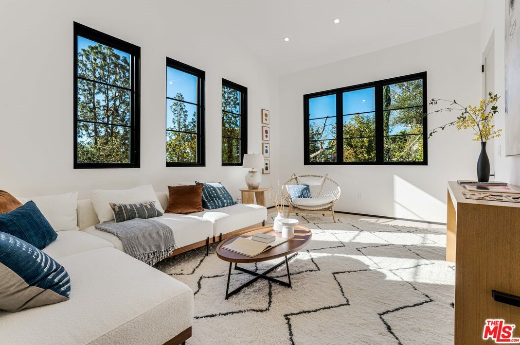 11548 Thurston Cir, Los Angeles CA  90049-2427 exterior