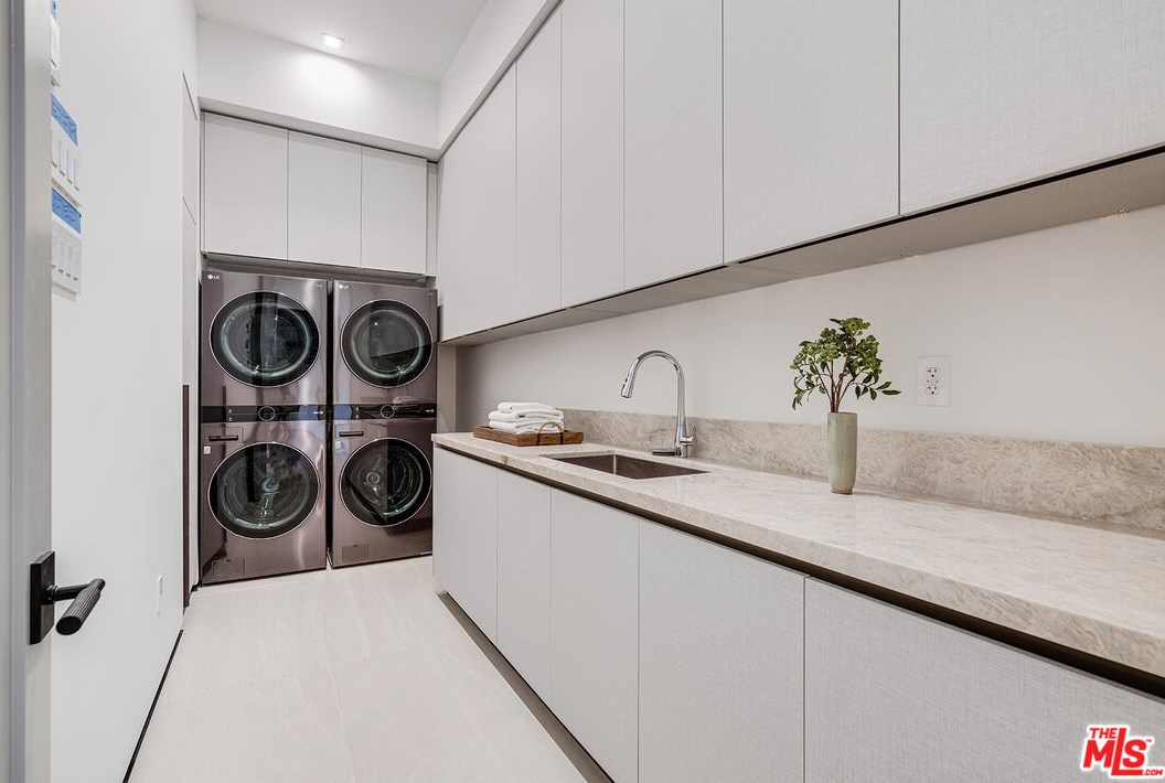 11548 Thurston Cir, Los Angeles CA  90049-2427 exterior