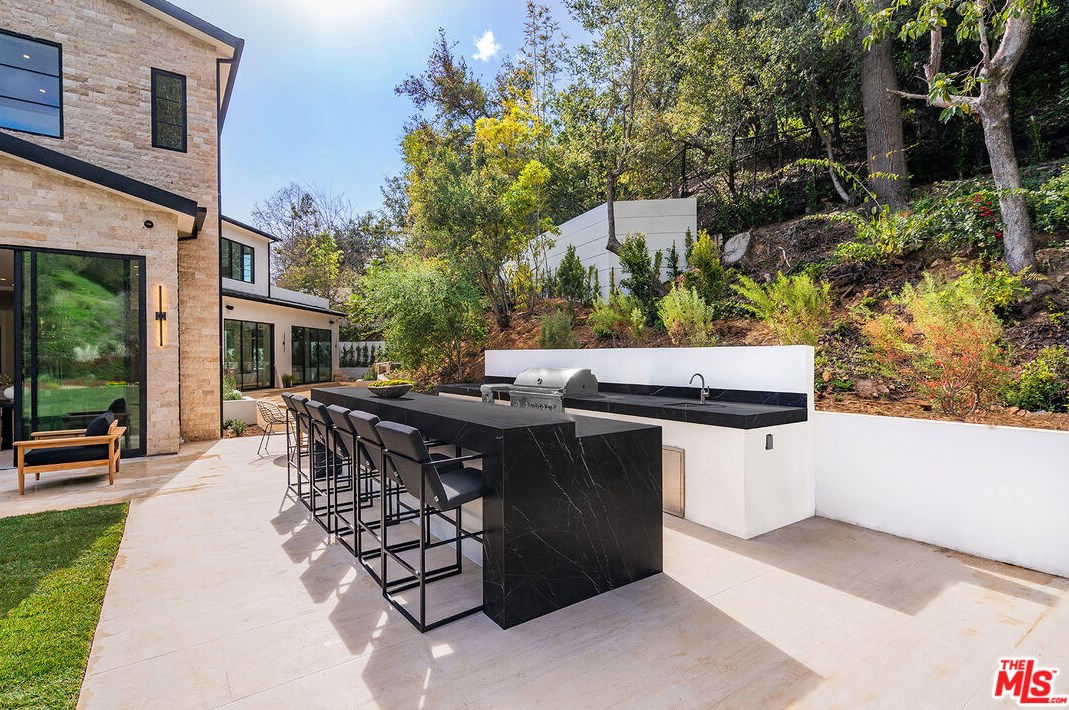 11548 Thurston Cir, Los Angeles CA  90049-2427 exterior