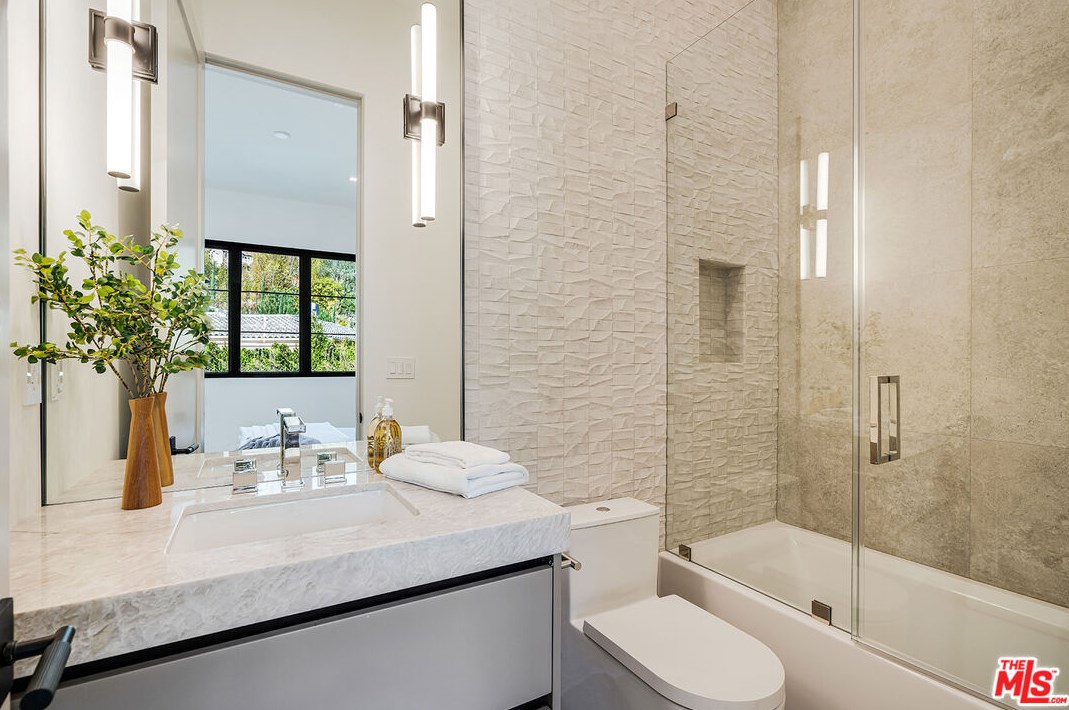 11548 Thurston Cir, Los Angeles CA  90049-2427 exterior