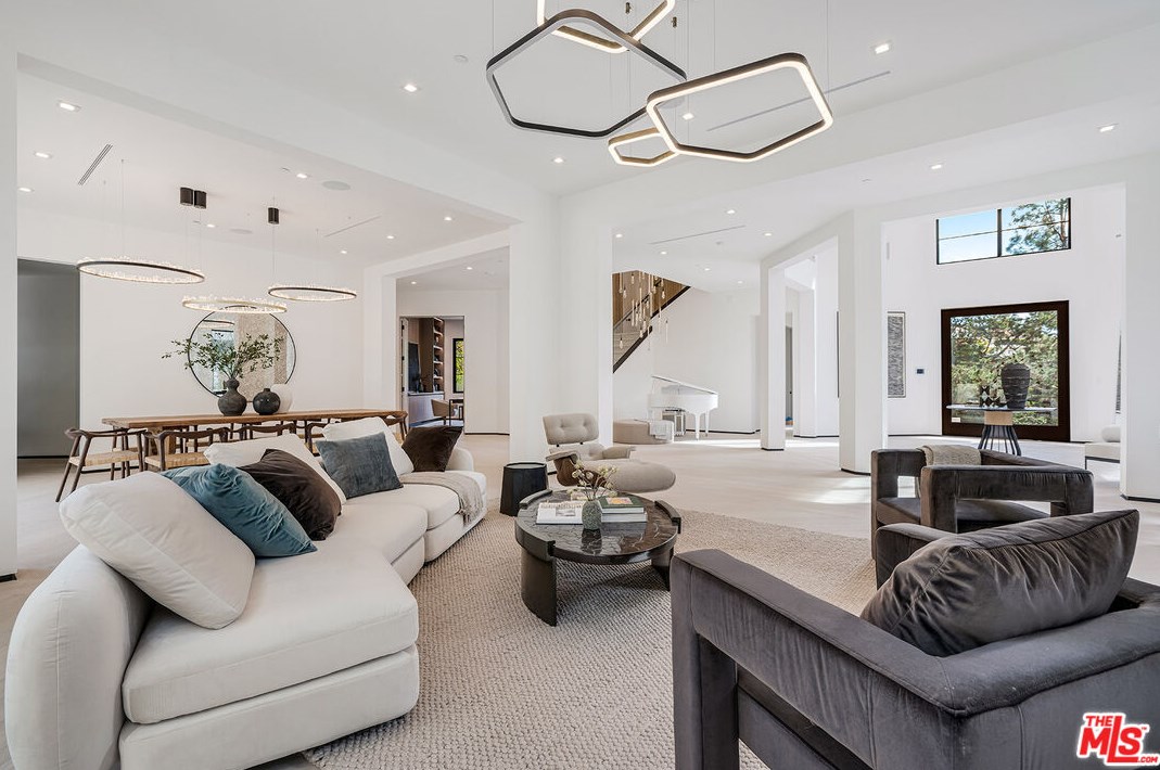 11548 Thurston Cir, Los Angeles CA  90049-2427 exterior