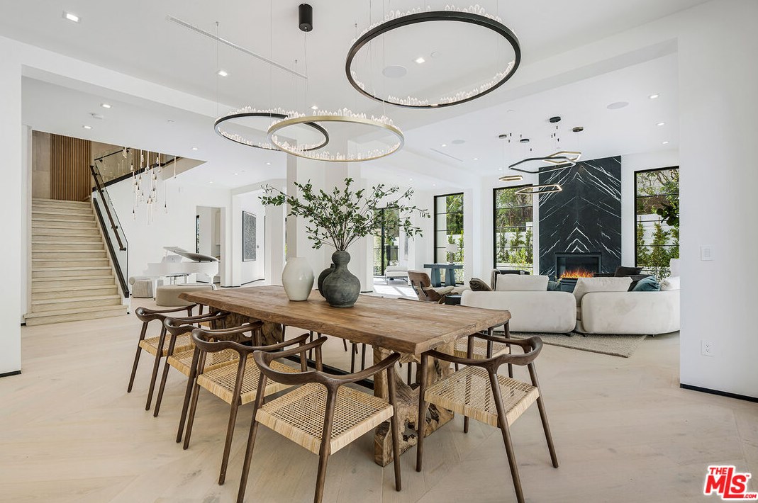 11548 Thurston Cir, Los Angeles CA  90049-2427 exterior