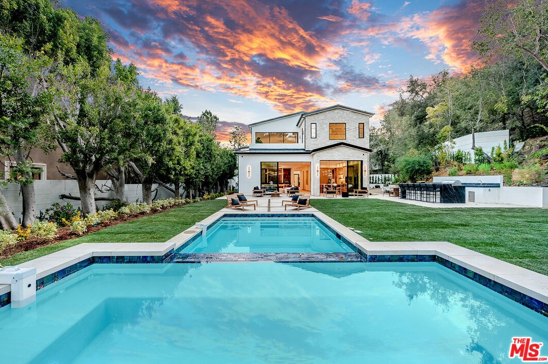 11548 Thurston Cir, Los Angeles CA  90049-2427 exterior