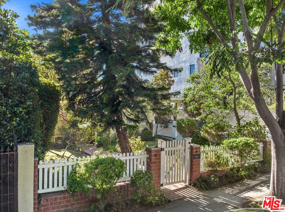 825 Larrabee St, Los Angeles CA  90069-4503 exterior