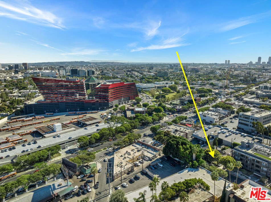 825 Larrabee St, Los Angeles CA  90069-4503 exterior