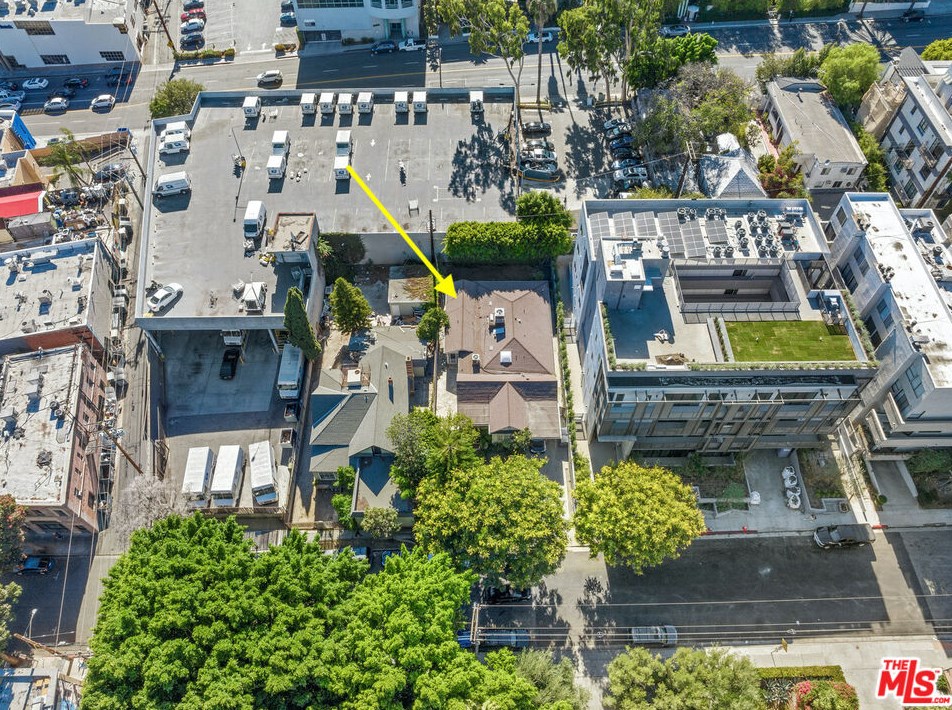 825 Larrabee St, Los Angeles CA  90069-4503 exterior
