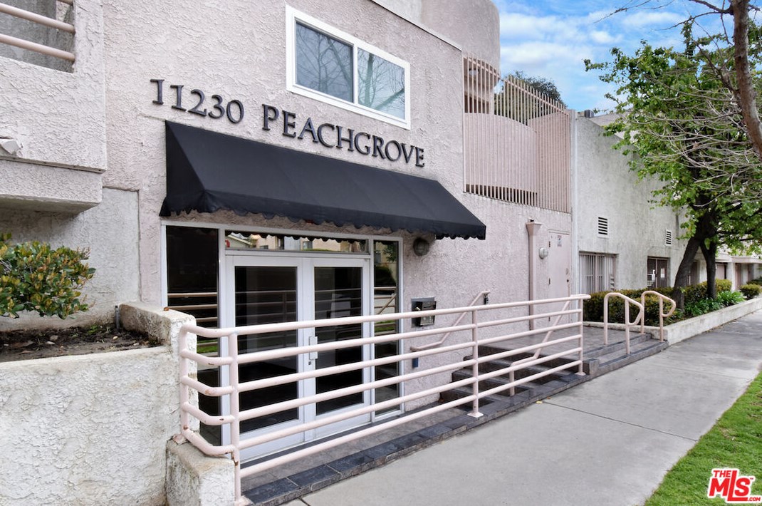 11230 Peach Grove St #106, North Hollywood, CA 91601
