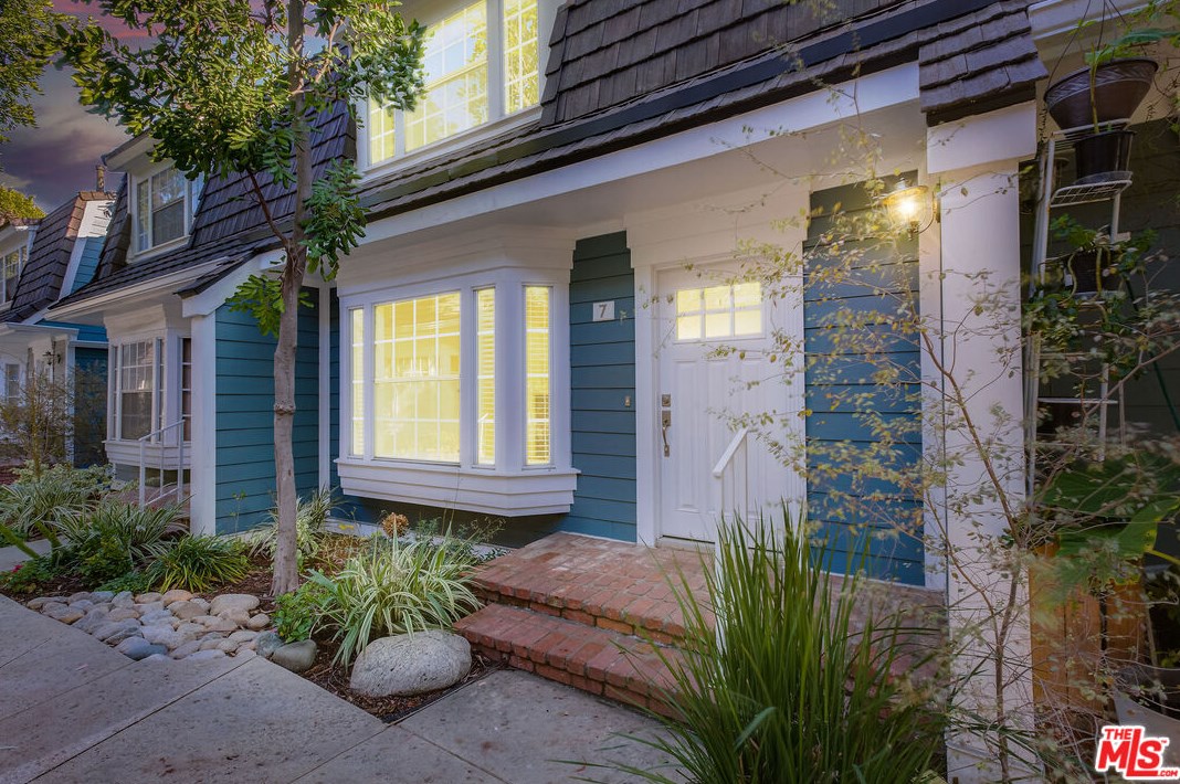 259 Holliston Ave, Pasadena CA  91106-1533 exterior