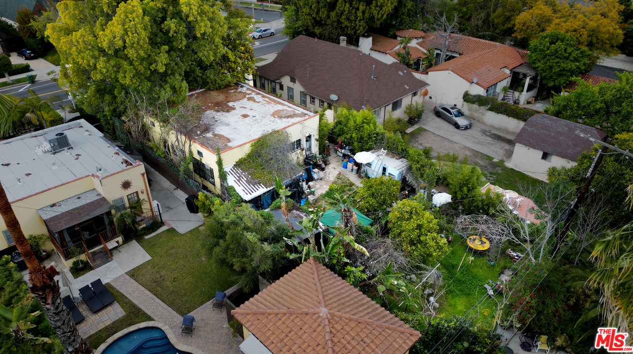 912 Highland, Los Angeles CA  90019-1733 exterior