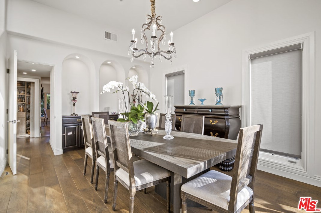 240 La Peer Dr, Beverly Hills, CA 90211-1612
