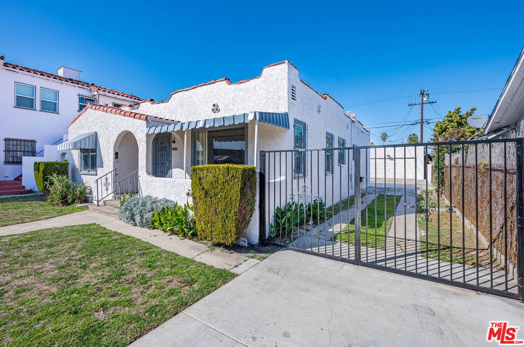 1347 62nd St, Los Angeles CA  90001-1229 exterior