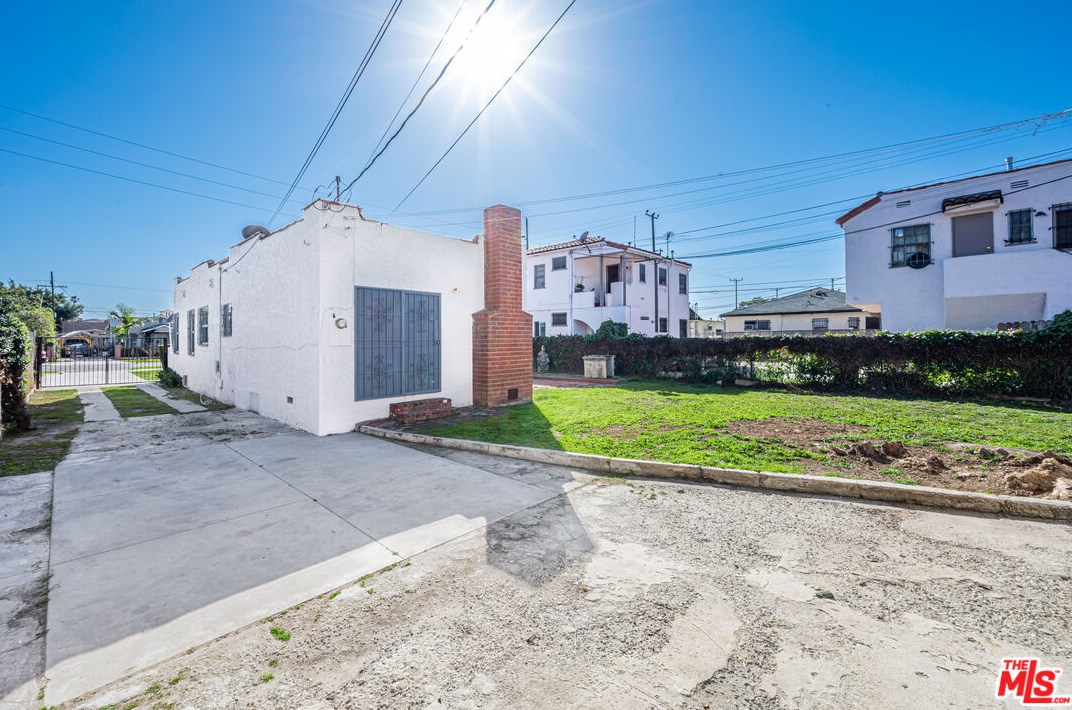 1347 62nd St, Los Angeles CA  90001-1229 exterior