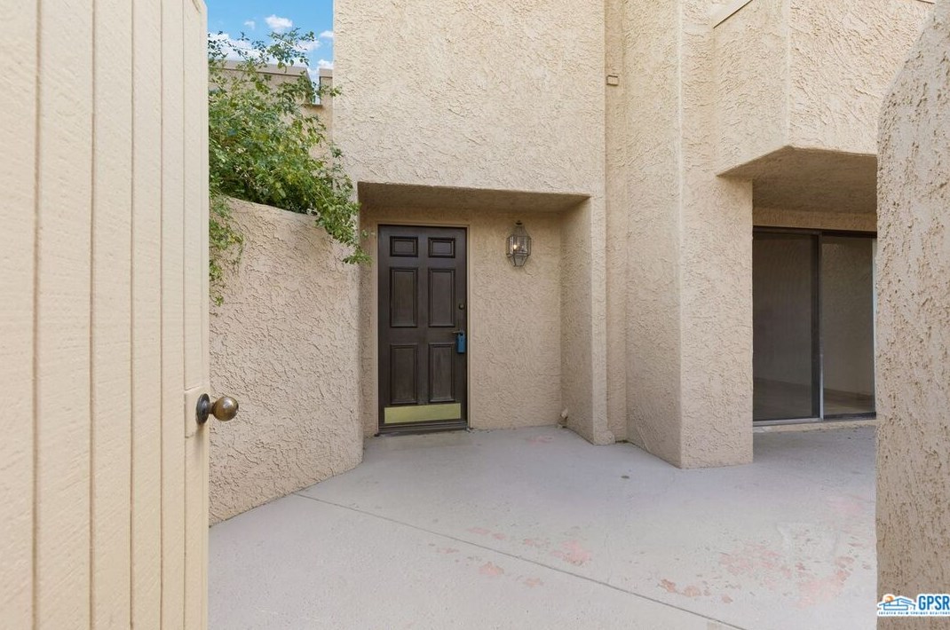 49023 Mariposa Dr, Palm Desert, CA 92260-6843