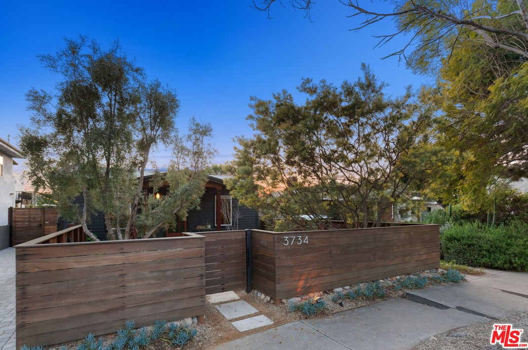 3734 Valleybrink Rd, Los Angeles, CA 90039-1427