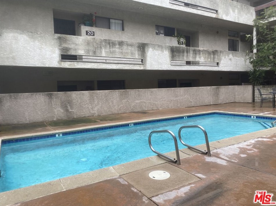 729 Hobart Blvd, Los Angeles CA  90005-2861 exterior