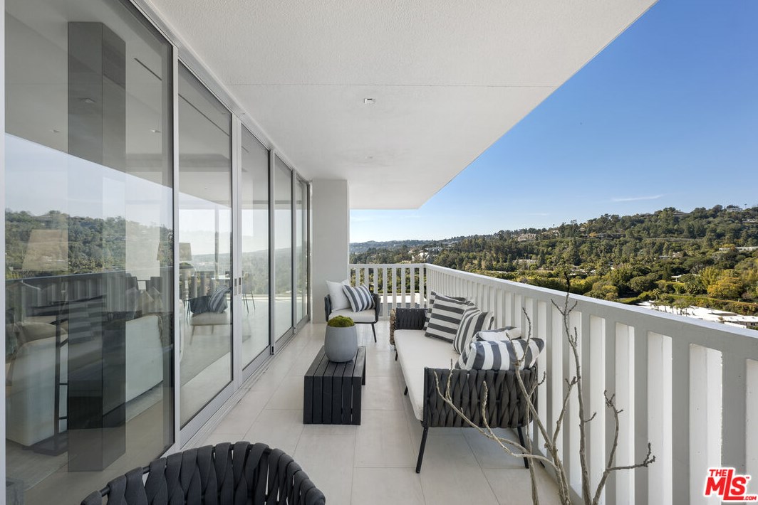 9255 Doheny Rd, Los Angeles CA  90069-3200 exterior