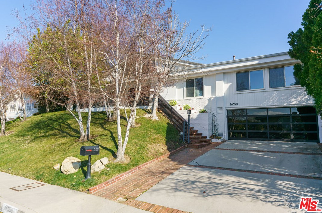 16390 Tudor Dr, Van Nuys, CA 91436