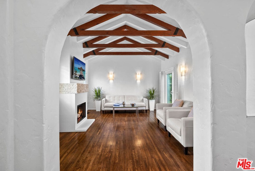 7271 Oakwood Ave, Los Angeles CA  90036-2510 exterior