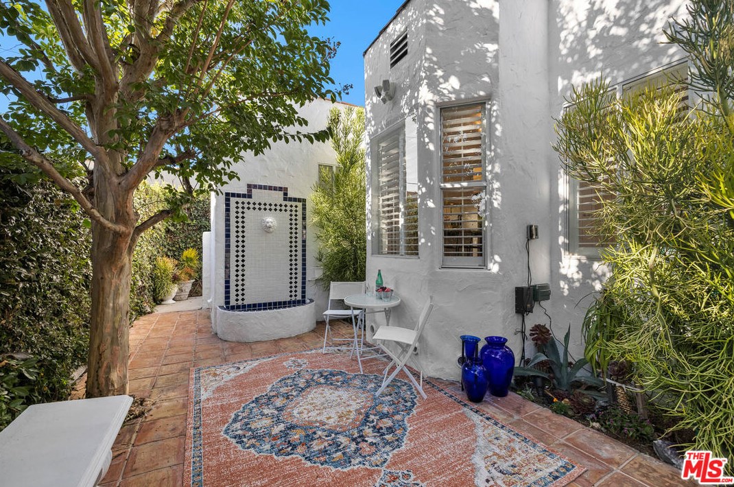 7271 Oakwood Ave, Los Angeles CA  90036-2510 exterior