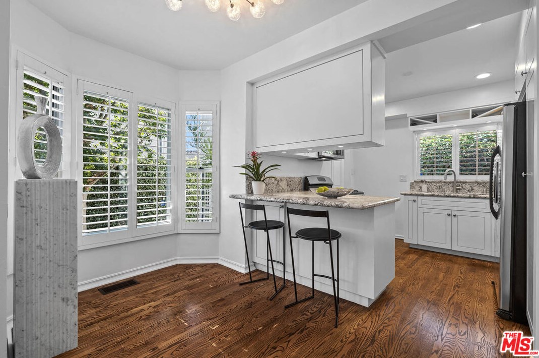 7271 Oakwood Ave, Los Angeles CA  90036-2510 exterior