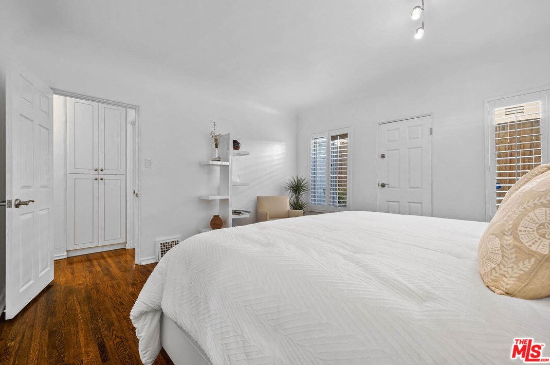 7271 Oakwood Ave, Los Angeles CA  90036-2510 exterior