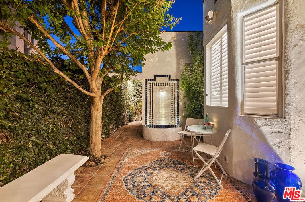 7271 Oakwood Ave, Los Angeles CA  90036-2510 exterior