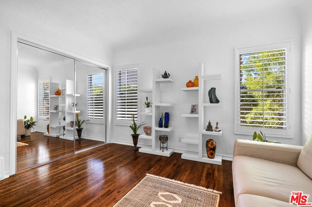 7271 Oakwood Ave, Los Angeles CA  90036-2510 exterior