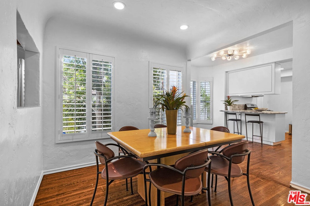 7271 Oakwood Ave, Los Angeles CA  90036-2510 exterior