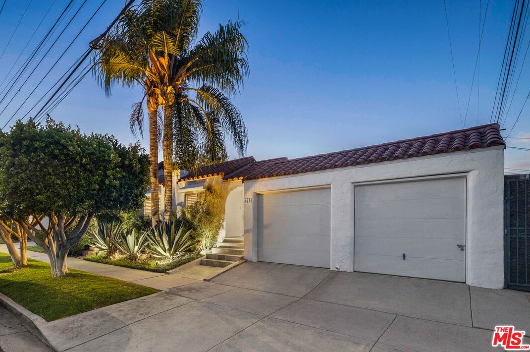 7271 Oakwood Ave, Los Angeles CA  90036-2510 exterior