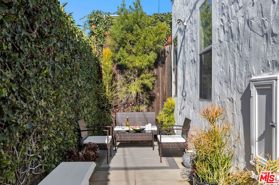 7271 Oakwood Ave, Los Angeles CA  90036-2510 exterior