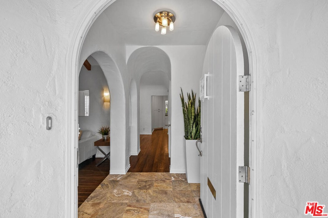 7271 Oakwood Ave, Los Angeles CA  90036-2510 exterior