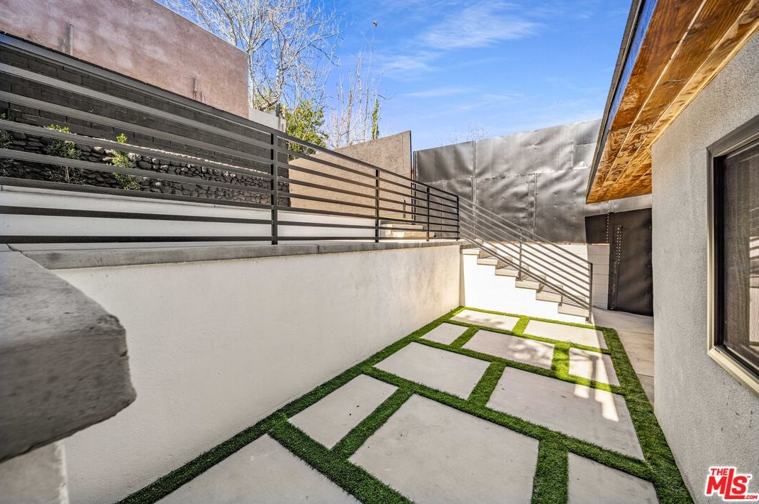 809 Gage Ave, Los Angeles CA  90001-1515 exterior