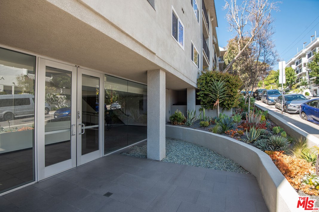 9005 Cynthia St, Los Angeles CA  90069-4826 exterior