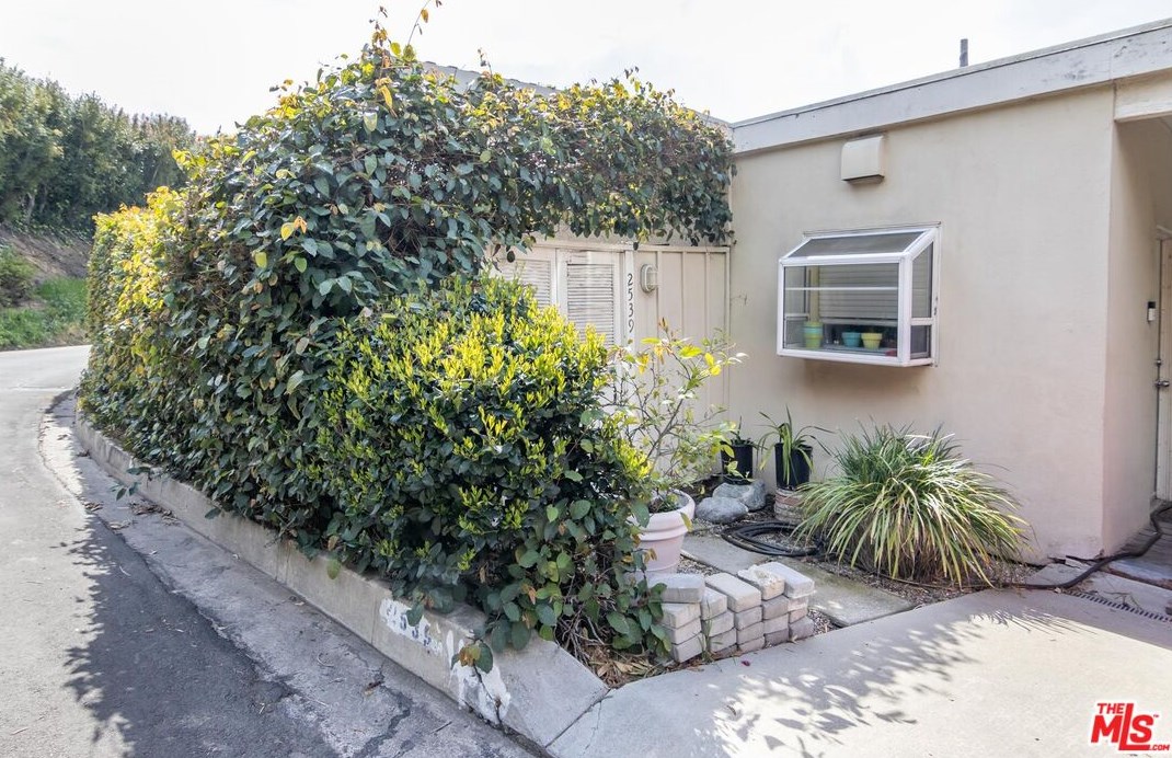 2539 Creston Dr, Los Angeles, CA 90068-2205