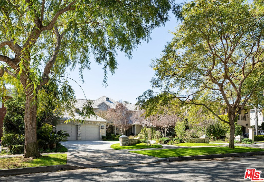 605 Roxbury Dr, Beverly Hills, CA 90210-3240
