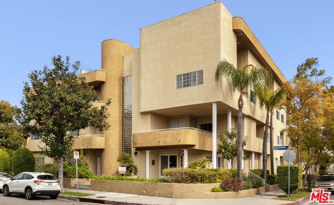 1064 Shenandoah St, Los Angeles CA  90035-2185 exterior