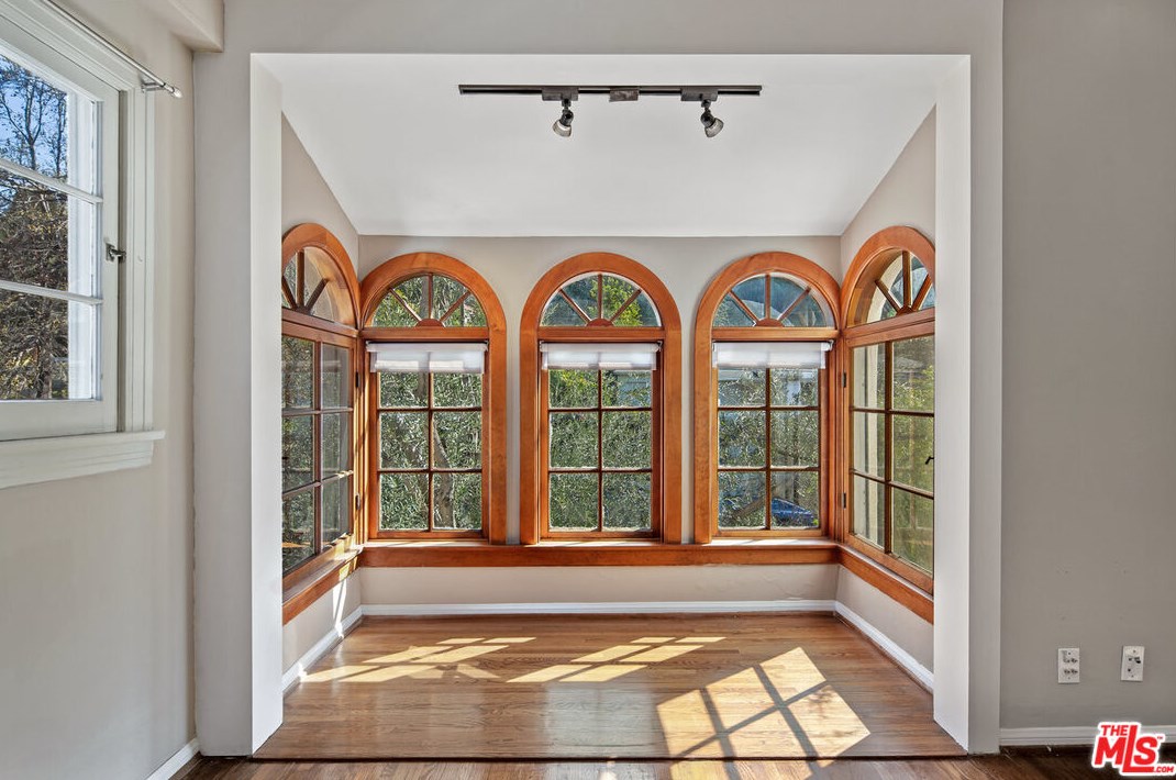 2277 Canyon Dr, Los Angeles CA  90068-2401 exterior