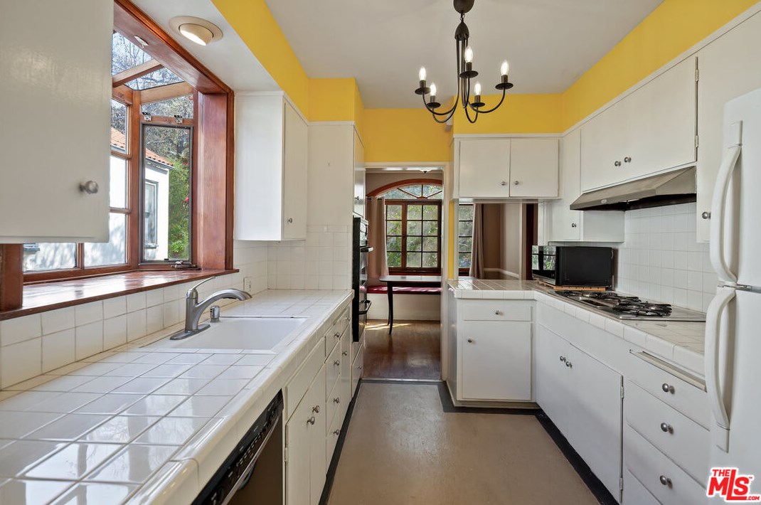 2277 Canyon Dr, Los Angeles CA  90068-2401 exterior