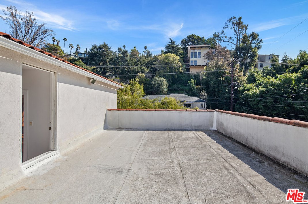 2277 Canyon Dr, Los Angeles CA  90068-2401 exterior