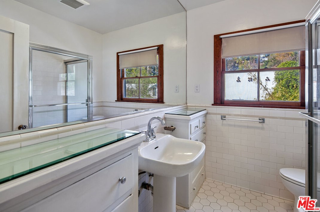 2277 Canyon Dr, Los Angeles CA  90068-2401 exterior