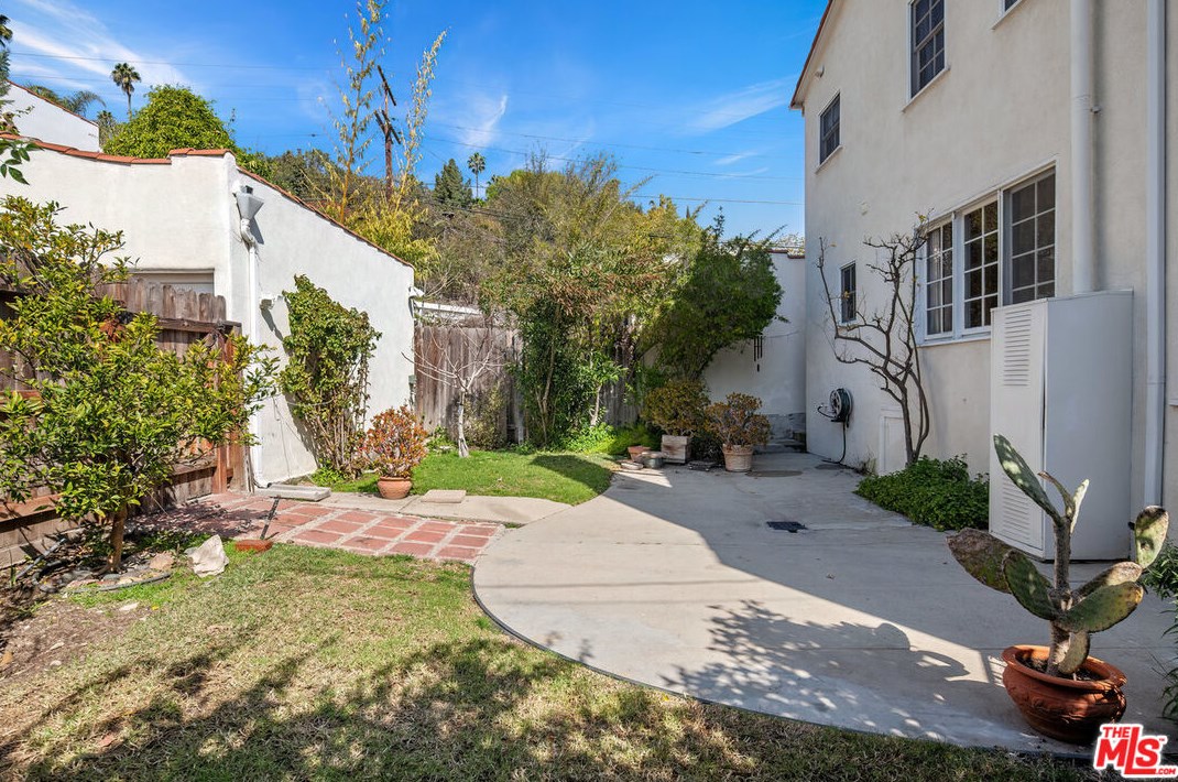2277 Canyon Dr, Los Angeles CA  90068-2401 exterior