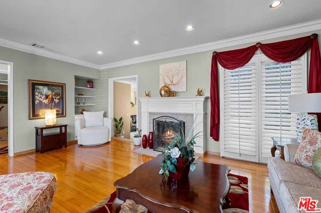 8826 Haas Ave, Los Angeles, CA 90047-3222