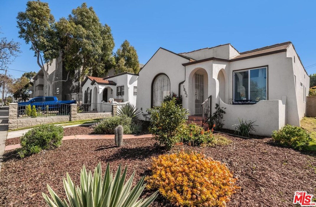 1832 71st St, Los Angeles, CA 90001-2217