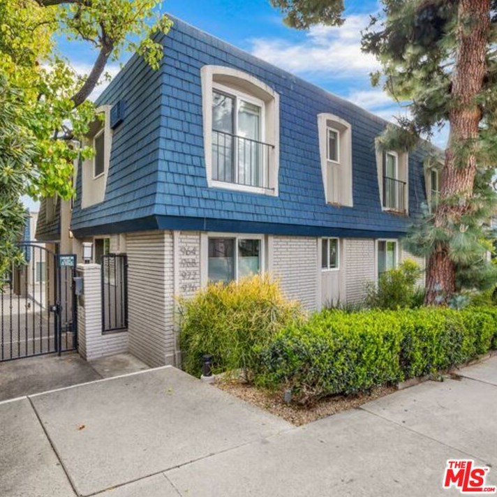 964 Larrabee St, Los Angeles, CA 90069-3963