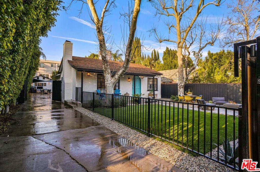 14823 Hartsook St, Van Nuys, CA 91403