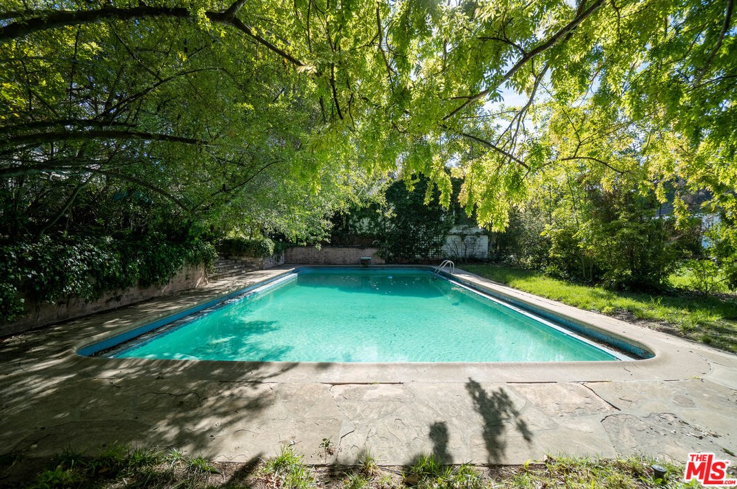 107 Bentley Ave, Los Angeles, CA 90049-2409